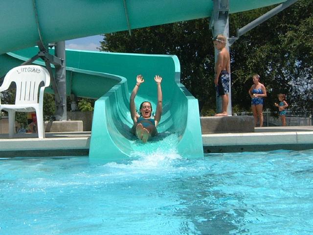2002/08(August)/03(pool)/640x480_2002-08-18-06.JPG