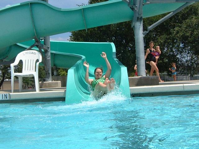 2002/08(August)/03(pool)/640x480_2002-08-18-07.JPG