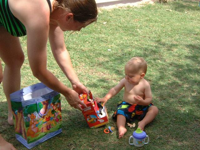 2002/08(August)/03(pool)/640x480_2002-08-18-33.JPG