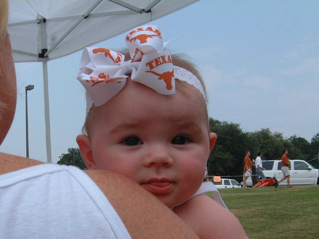 2002/08(August)/05(1st_Texas_Game)/1024x768_2002-08-31-02-Tailgaters.JPG