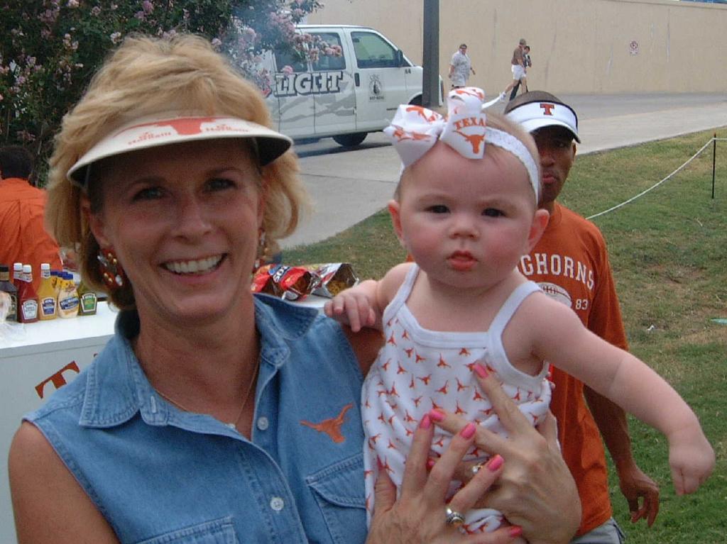 2002/08(August)/05(1st_Texas_Game)/1024x768_2002-08-31-04-Tailgaters.JPG