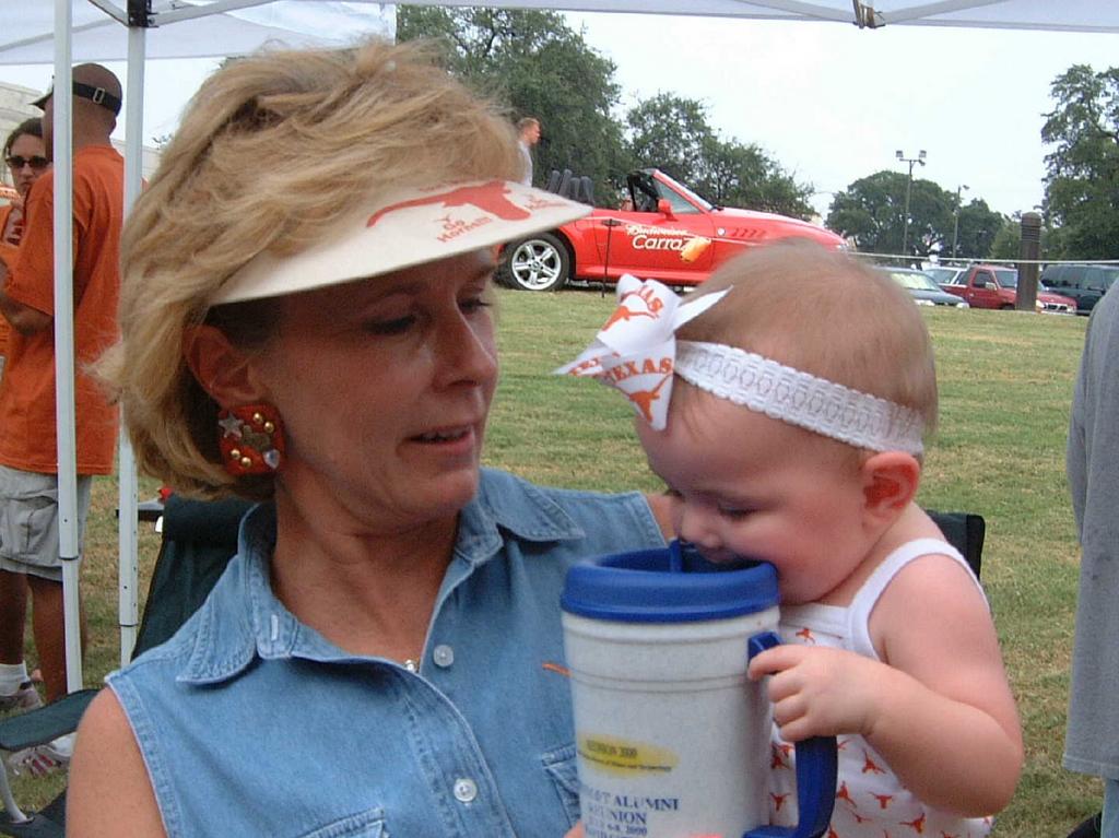 2002/08(August)/05(1st_Texas_Game)/1024x768_2002-08-31-05-Tailgaters.JPG