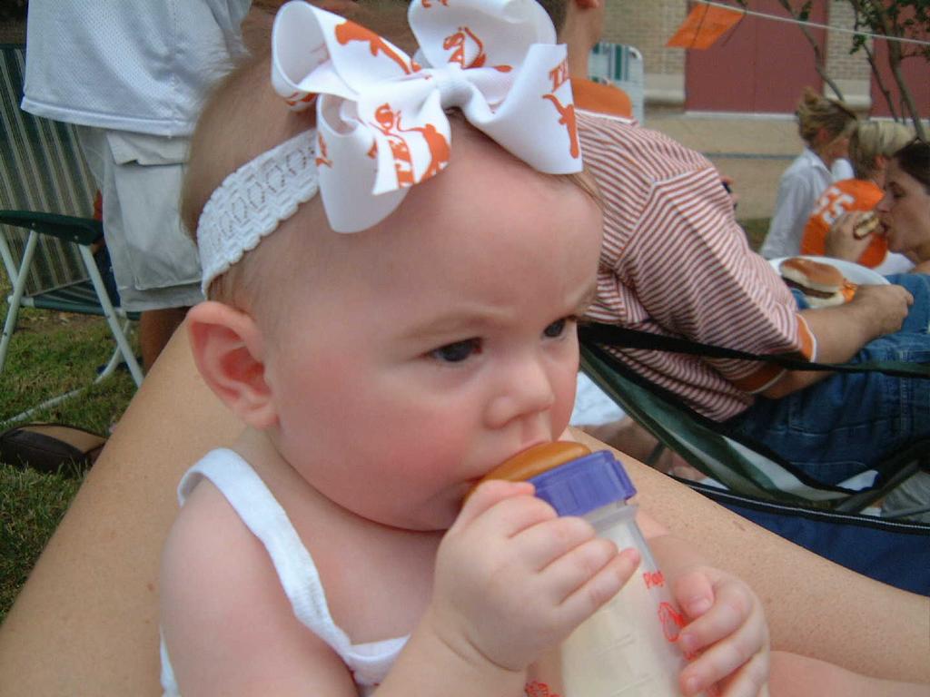 2002/08(August)/05(1st_Texas_Game)/1024x768_2002-08-31-07-Tailgaters.JPG
