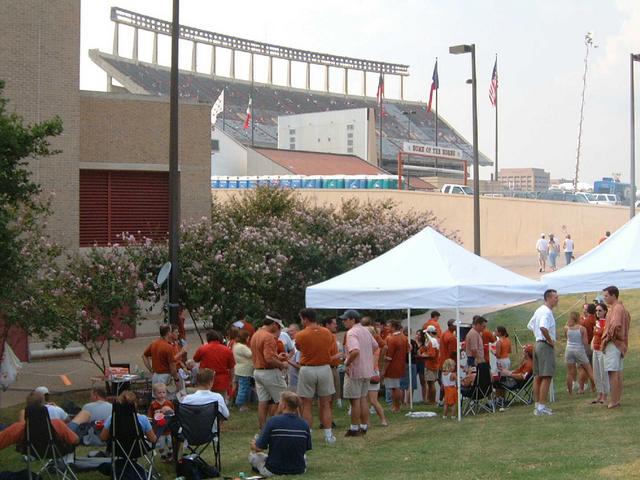 2002/08(August)/05(1st_Texas_Game)/640x480_2002-08-31-10-Tailgaters.JPG