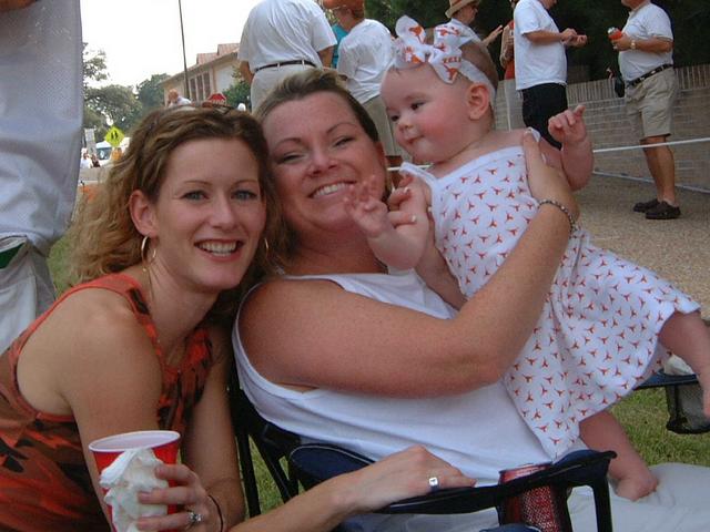 2002/08(August)/05(1st_Texas_Game)/640x480_2002-08-31-11-Tailgaters.JPG