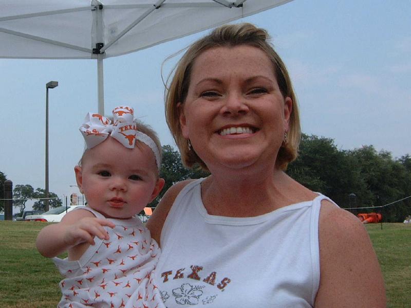 2002/08(August)/05(1st_Texas_Game)/800x600_2002-08-31-03-Tailgaters.JPG