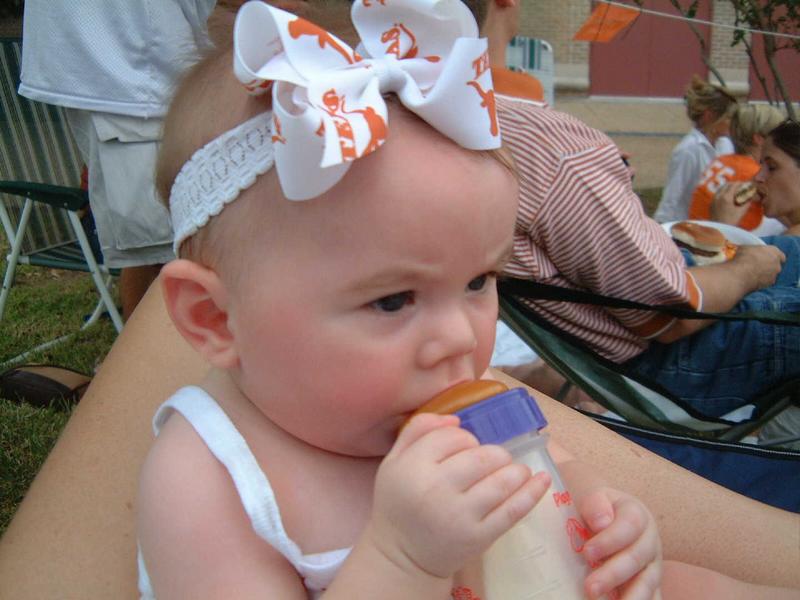 2002/08(August)/05(1st_Texas_Game)/800x600_2002-08-31-07-Tailgaters.JPG