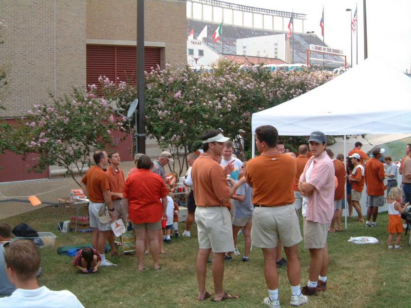 2002/08(August)/05(1st_Texas_Game)/800x600_2002-08-31-09-Tailgaters.JPG