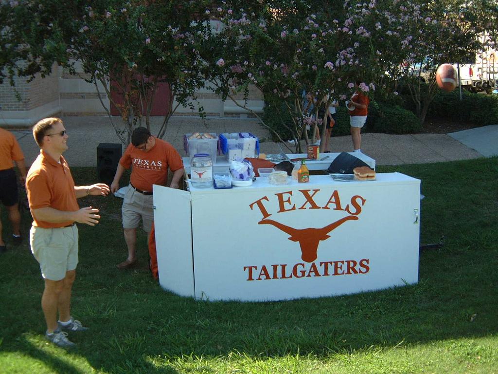 2002/09(Sept)/02(Tailgate)/1024x768_2002-09-21-02-TX-Tailgaters.JPG
