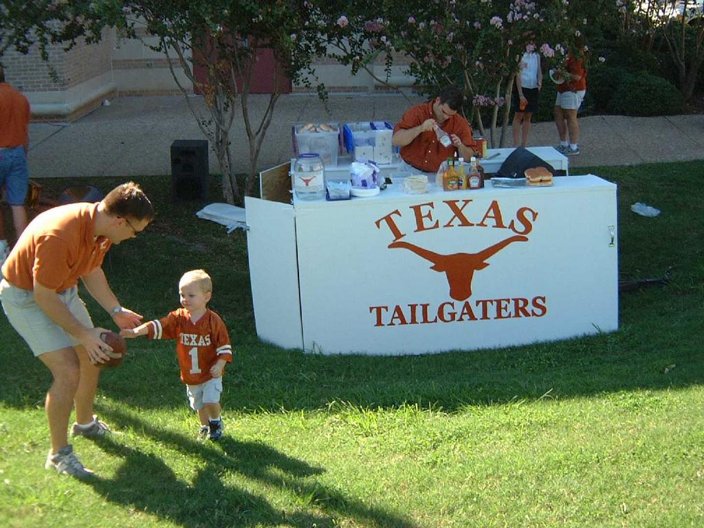 2002/09(Sept)/02(Tailgate)/1024x768_2002-09-21-03-TX-Tailgaters.JPG