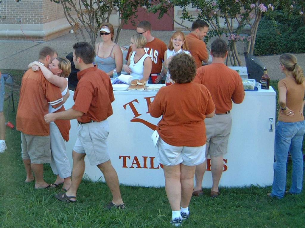 2002/09(Sept)/02(Tailgate)/1024x768_2002-09-21-09-TX-Tailgaters.JPG