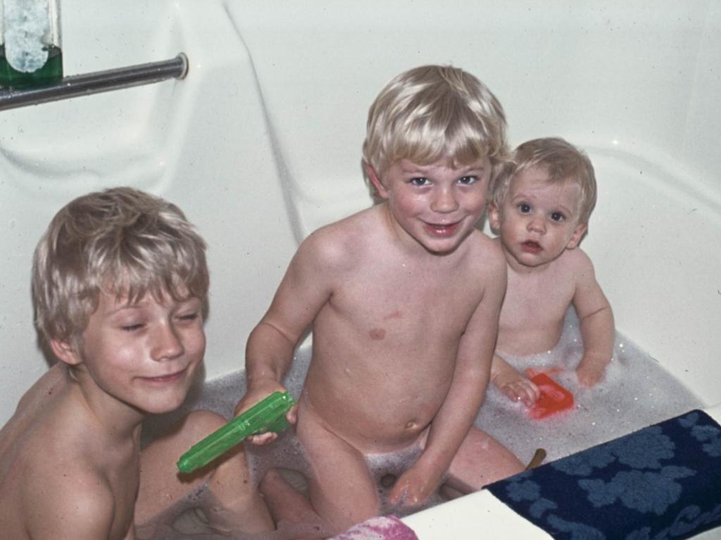 2002/10(Oct)/02(Josh-Child)/1024x768_1977-03-1-Easter.JPG