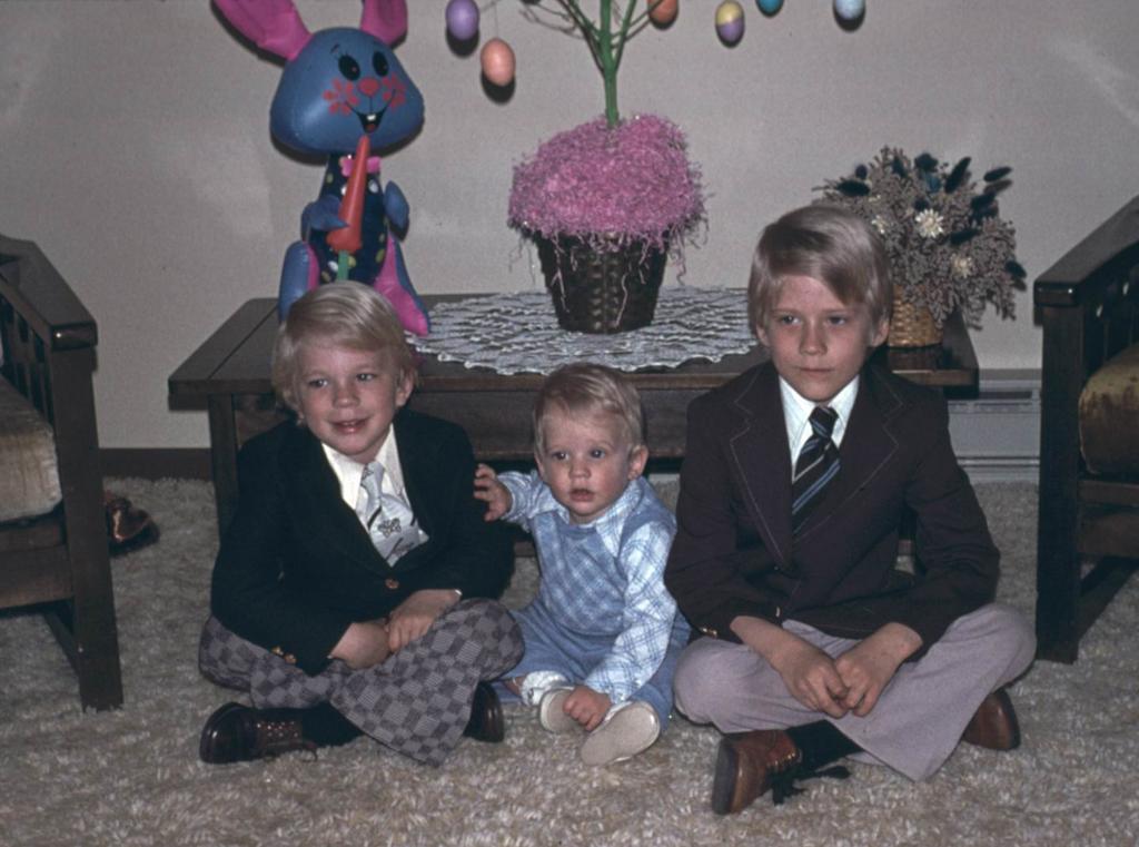 2002/10(Oct)/02(Josh-Child)/1024x768_1977-03-3-Easter.JPG