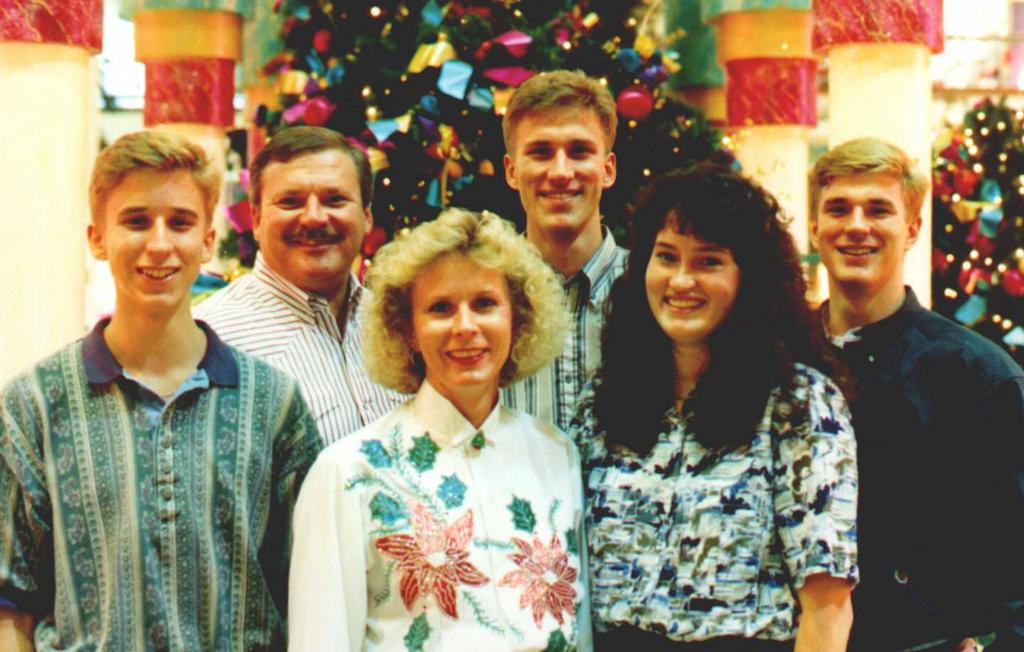 1992-12-Family-Christmas-Pic.jpg
