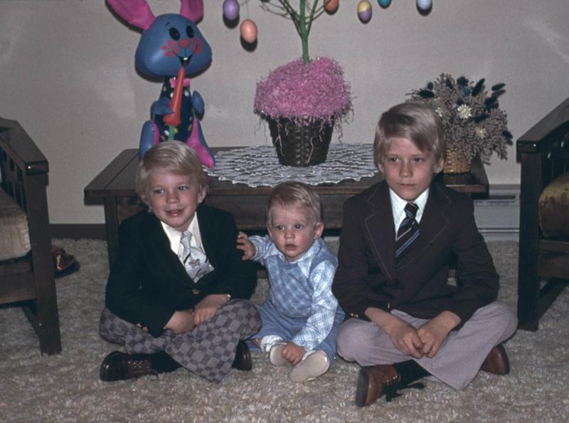 2002/10(Oct)/02(Josh-Child)/800x600_1977-03-3-Easter.JPG
