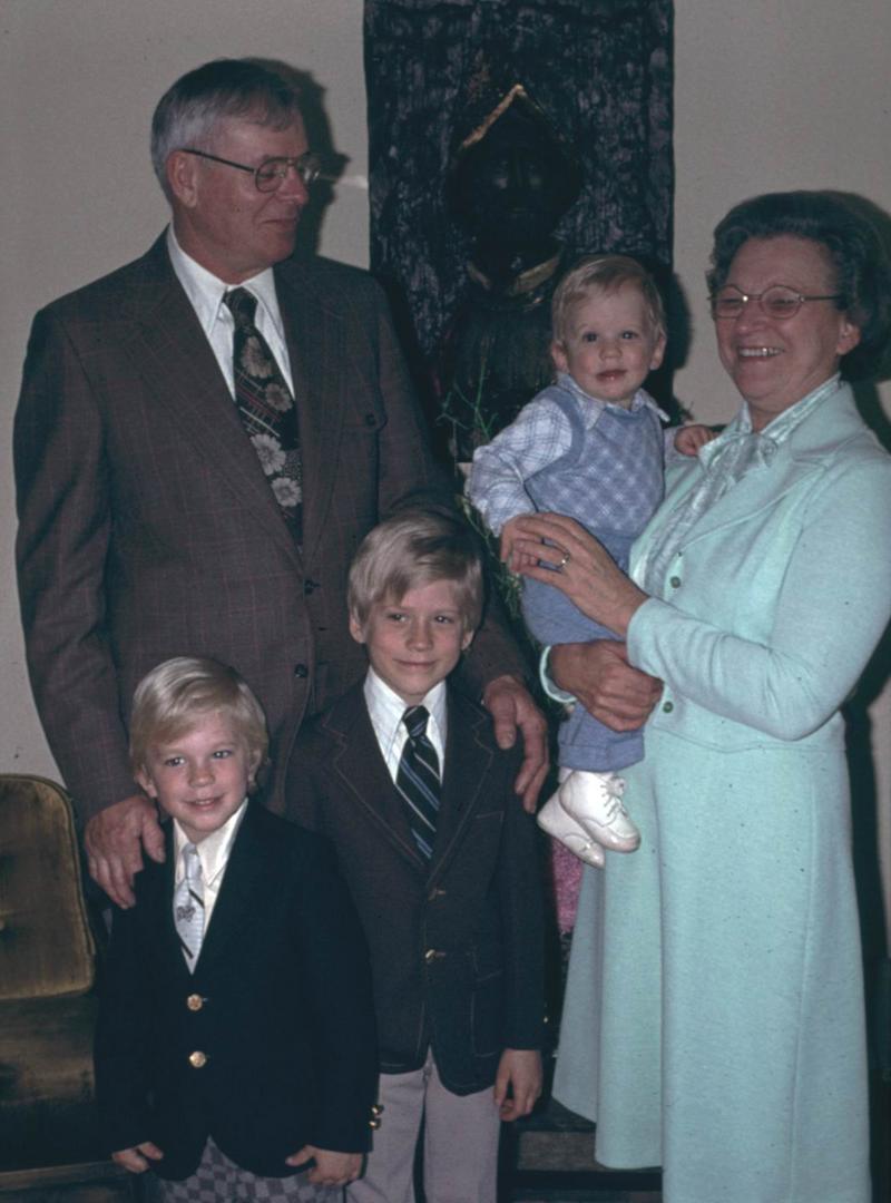 2002/10(Oct)/02(Josh-Child)/800x600_1977-03-5-Easter.JPG