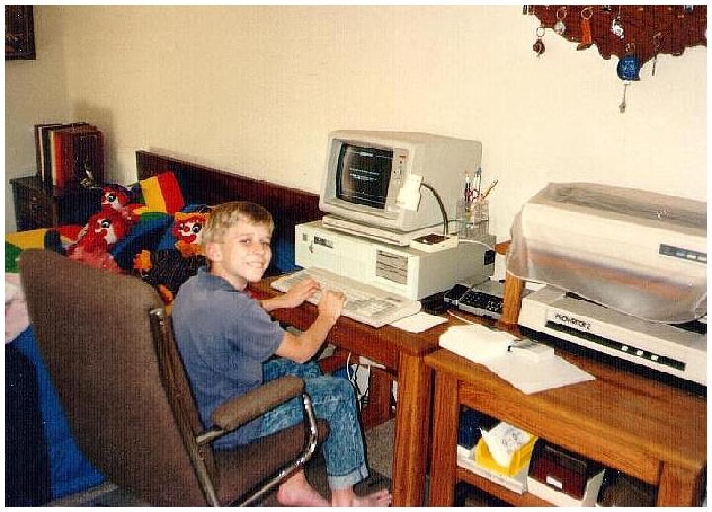 2002/10(Oct)/02(Josh-Child)/800x600_1986-Joshcomputer.jpg