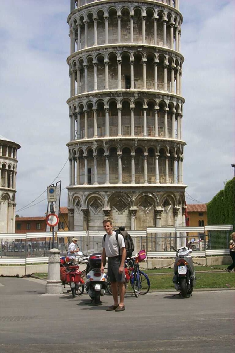 2002/10(Oct)/02(Josh-Child)/800x600_2000-05-Josh-Italy-tower.jpg