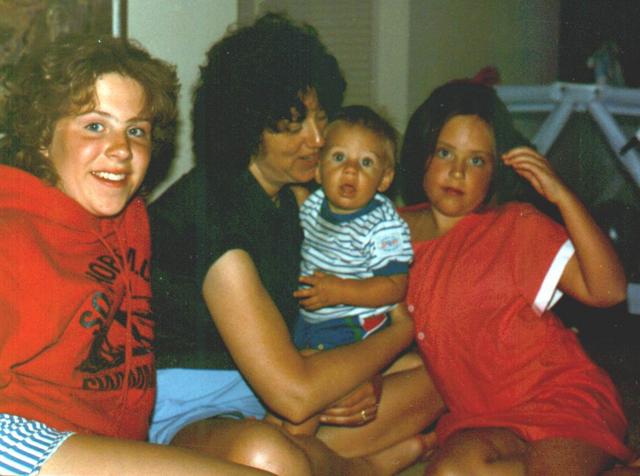 2002/10(Oct)/03(Heather-Child)/640x480_1984-Kim-Mom-Scott-Heather.JPG