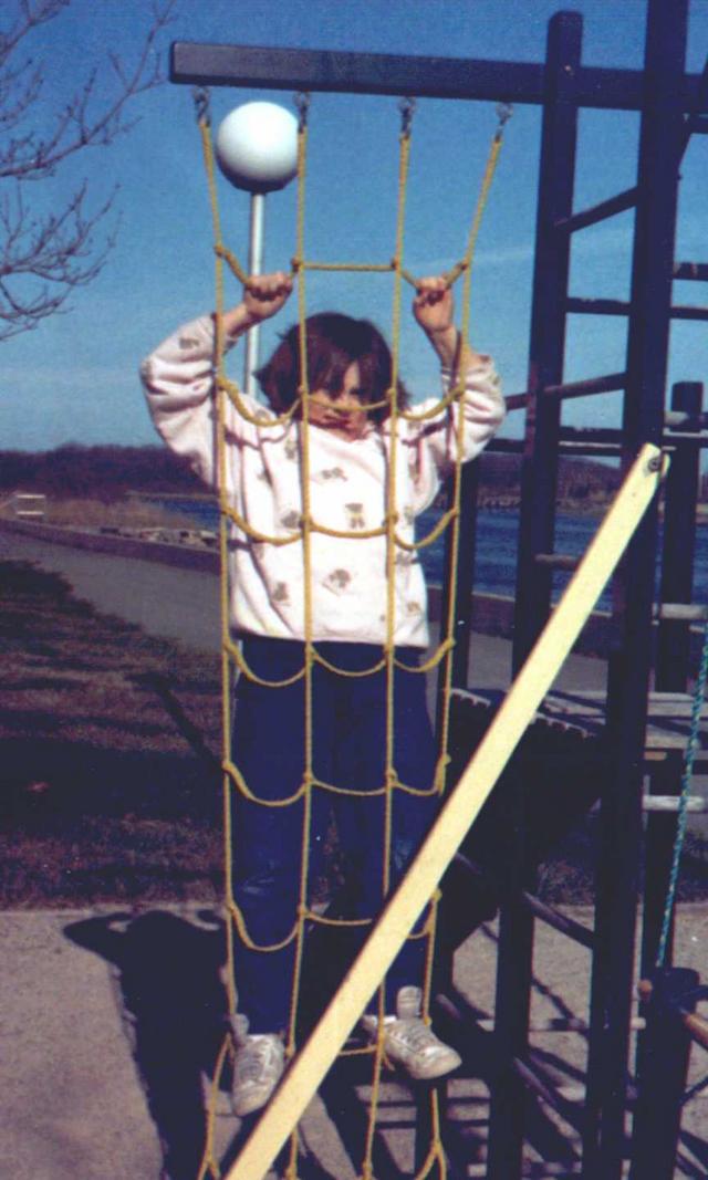 2002/10(Oct)/03(Heather-Child)/640x480_1986-Heather-Rope-jungle.jpg