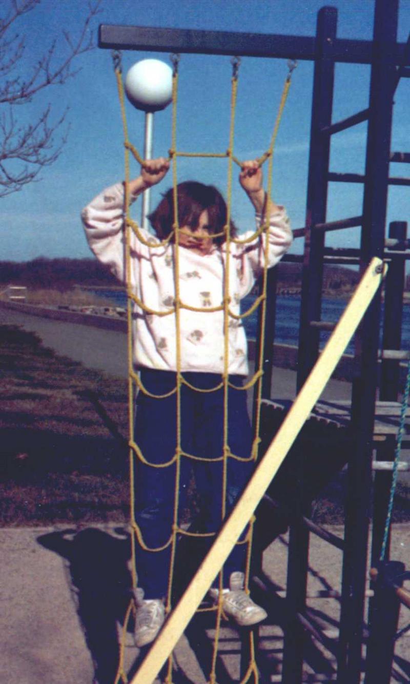 2002/10(Oct)/03(Heather-Child)/800x600_1986-Heather-Rope-jungle.jpg