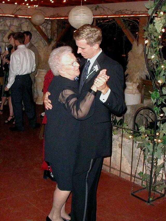 2002/10(Oct)/07(Wedding-Part-3)/640x480_2002-10-HE-WEDDING.JPG