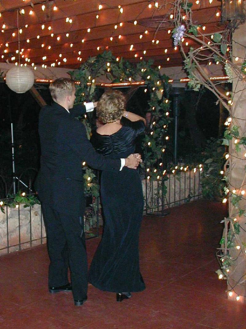 2002/10(Oct)/07(Wedding-Part-3)/800x600_2002-10-FR-WEDDING.JPG