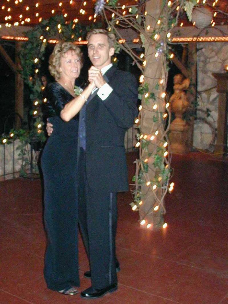 2002/10(Oct)/07(Wedding-Part-3)/800x600_2002-10-FT-WEDDING.JPG