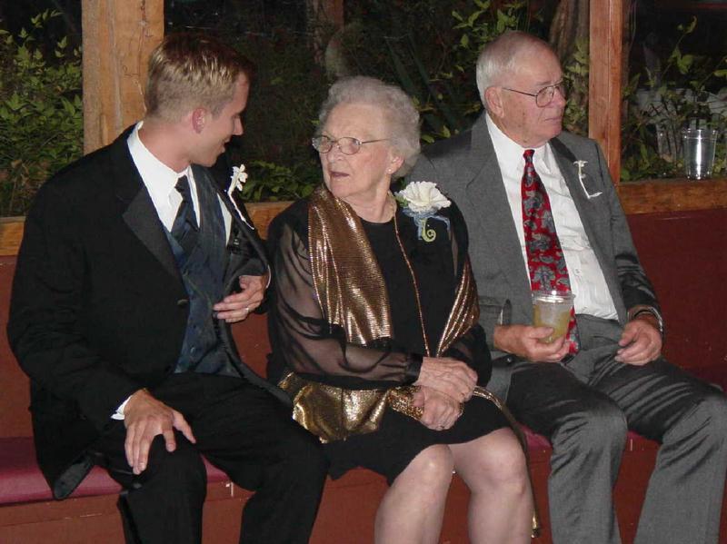 2002/10(Oct)/07(Wedding-Part-3)/800x600_2002-10-GF-WEDDING.JPG