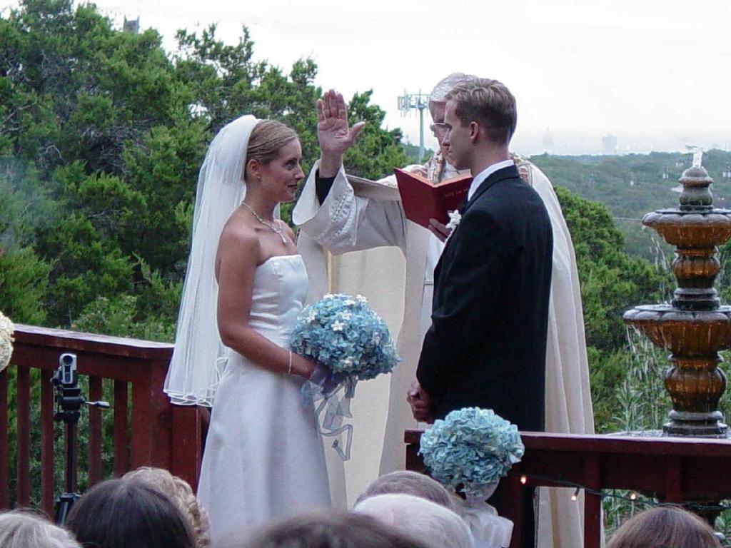 2002/10(Oct)/08(Wedding-Part-2)/1024x768_2002-10-CV-WEDDING.JPG