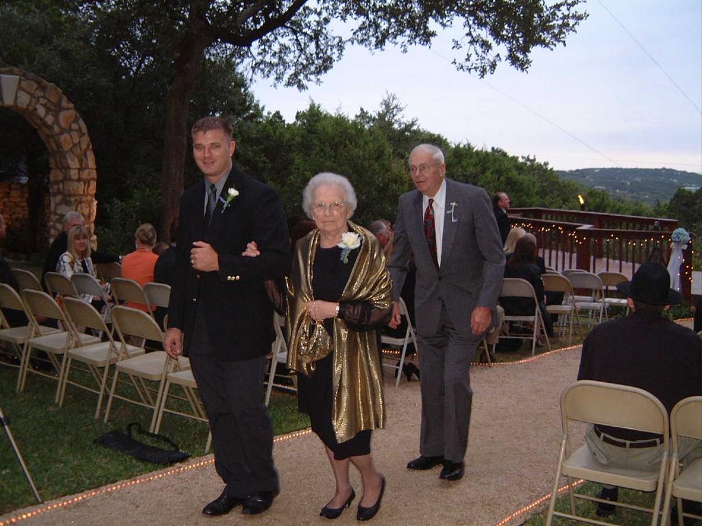 2002/10(Oct)/08(Wedding-Part-2)/1024x768_2002-10-CZ-WEDDING.JPG