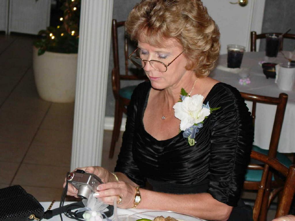 2002/10(Oct)/08(Wedding-Part-2)/1024x768_2002-10-EQ-WEDDING.JPG