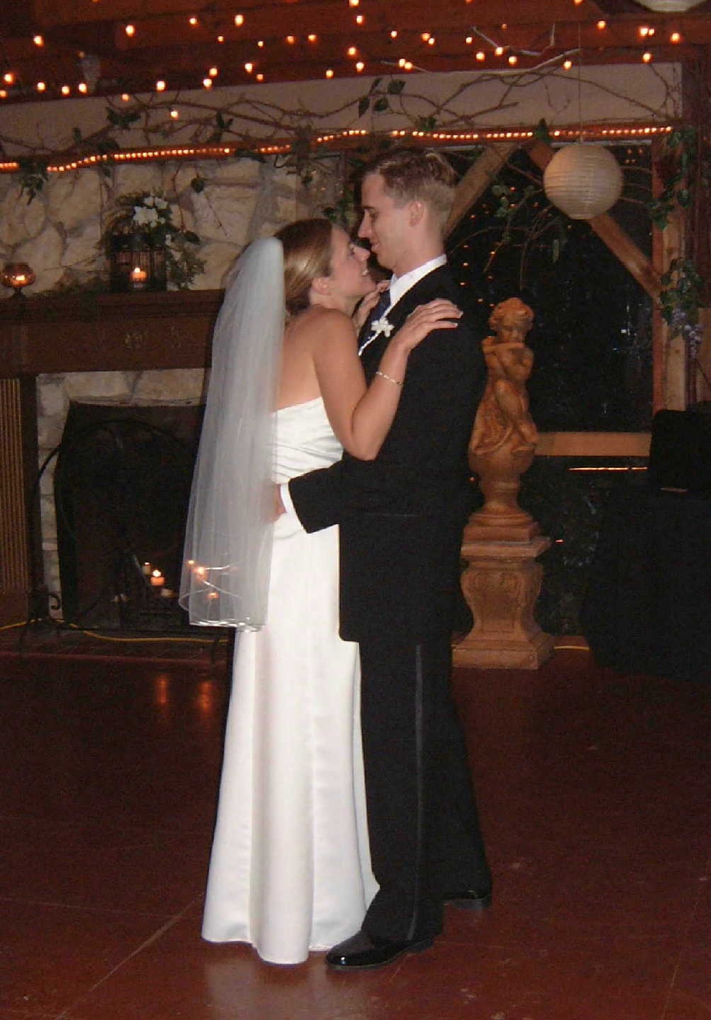 2002/10(Oct)/08(Wedding-Part-2)/1024x768_2002-10-FJ-WEDDING.JPG