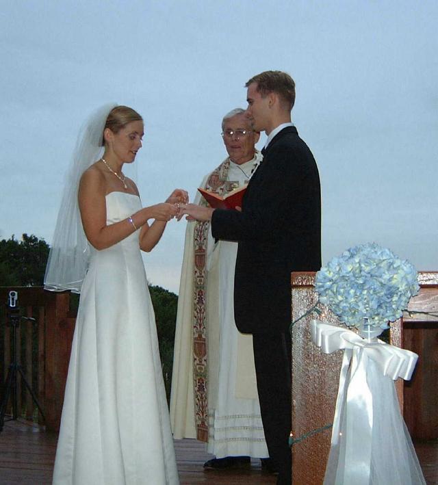 2002/10(Oct)/08(Wedding-Part-2)/640x480_2002-10-CT-WEDDING.JPG