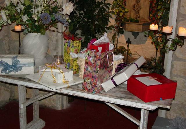 2002/10(Oct)/08(Wedding-Part-2)/640x480_2002-10-ET-WEDDING.JPG