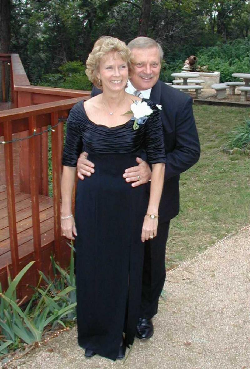 2002/10(Oct)/08(Wedding-Part-2)/800x600_2002-10-DN-WEDDING.JPG
