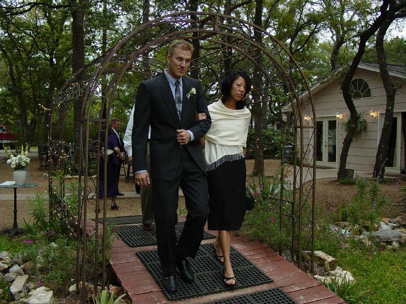 2002/10(Oct)/09(Wedding-Part-1)/800x600_2002-10-BT-WEDDING.JPG