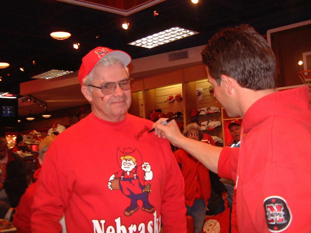 2002/11(Nov)/11(Nebraska-Game)/1024x768_2002-11-02-L-CROUCH-AUTOGRAPH.JPG