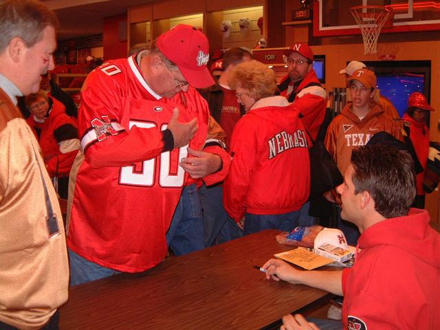 2002/11(Nov)/11(Nebraska-Game)/640x480_2002-11-02-I-CROUCH-AUTOGRAPH.JPG