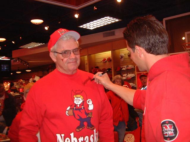 2002/11(Nov)/11(Nebraska-Game)/640x480_2002-11-02-L-CROUCH-AUTOGRAPH.JPG