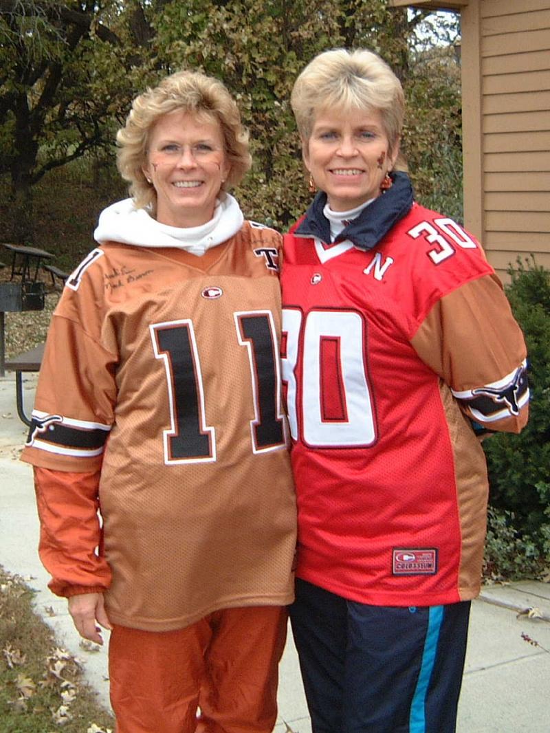 2002/11(Nov)/11(Nebraska-Game)/800x600_2002-11-02-D-SISTERS.JPG