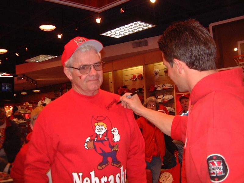 2002/11(Nov)/11(Nebraska-Game)/800x600_2002-11-02-L-CROUCH-AUTOGRAPH.JPG
