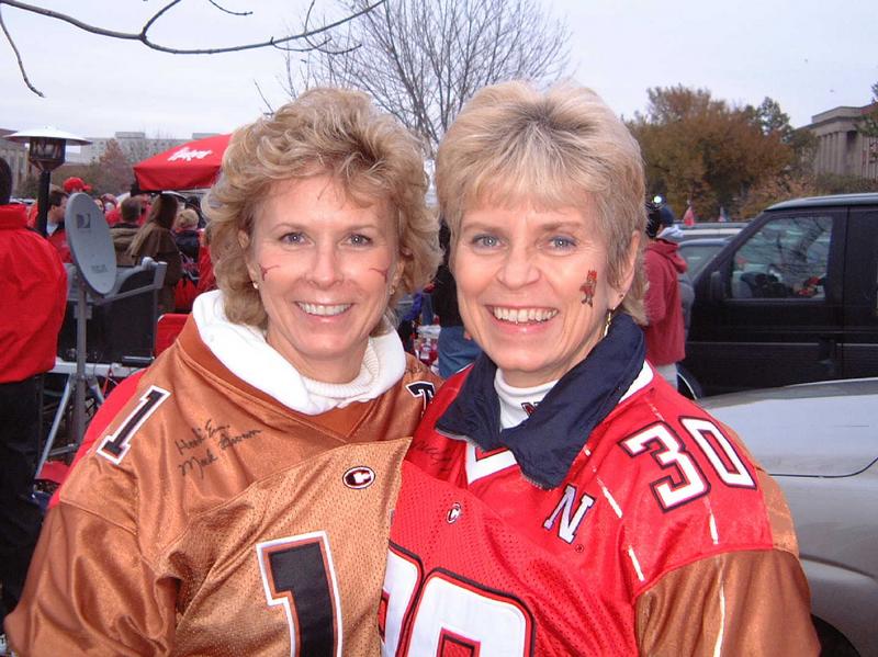 2002/11(Nov)/11(Nebraska-Game)/800x600_2002-11-02-O-SISTERS.JPG