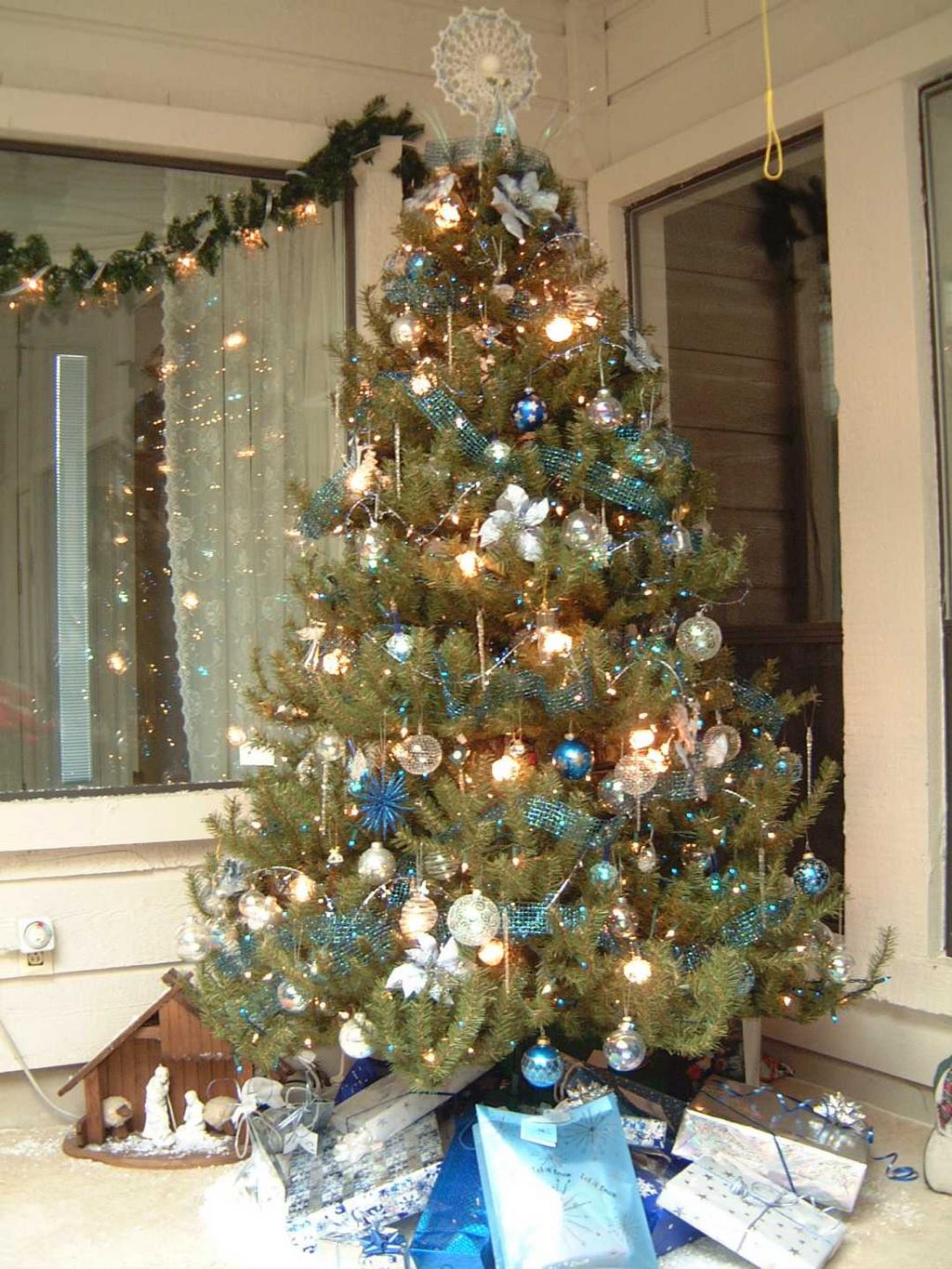 2002/12(Dec)/02(PreChristmas-Fun)/1024x768_2002-12-05-B-Decorations.JPG