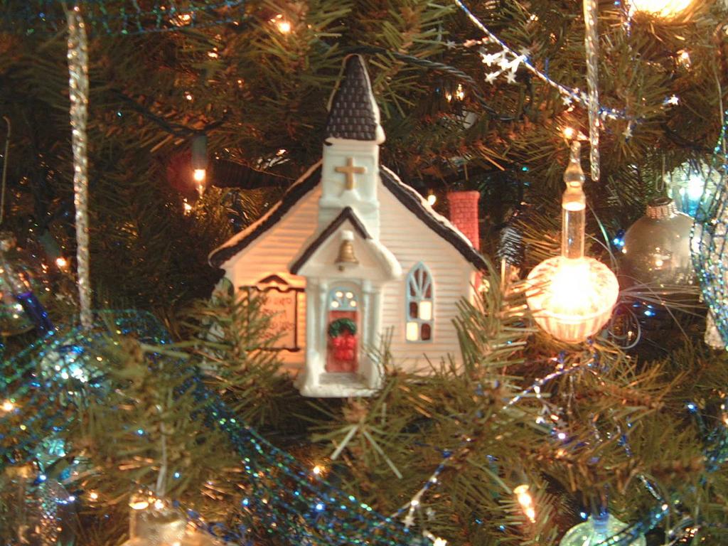 2002/12(Dec)/02(PreChristmas-Fun)/1024x768_2002-12-05-C-Decorations.JPG
