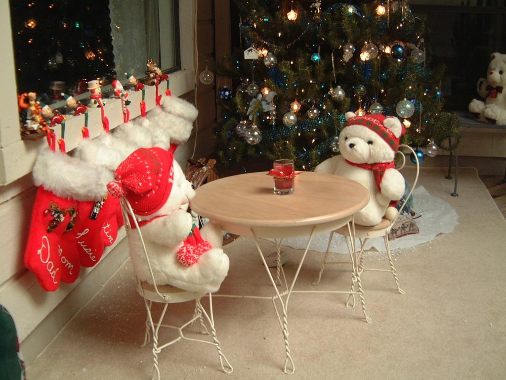 2002/12(Dec)/02(PreChristmas-Fun)/1024x768_2002-12-05-J-Decorations.JPG