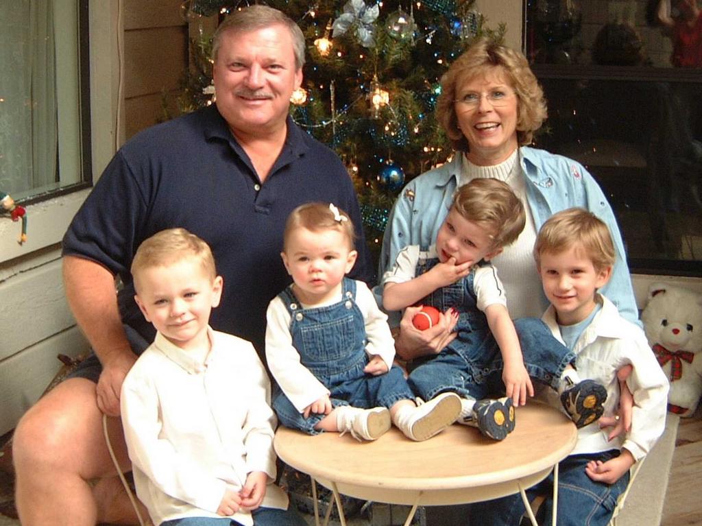 2002/12(Dec)/02(PreChristmas-Fun)/1024x768_2002-12-15-A-Grandchildren-Atrium.JPG
