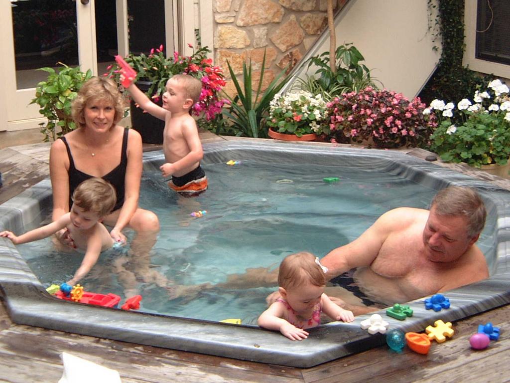 2002-12-15-F-Grandchildren-Atrium.JPG