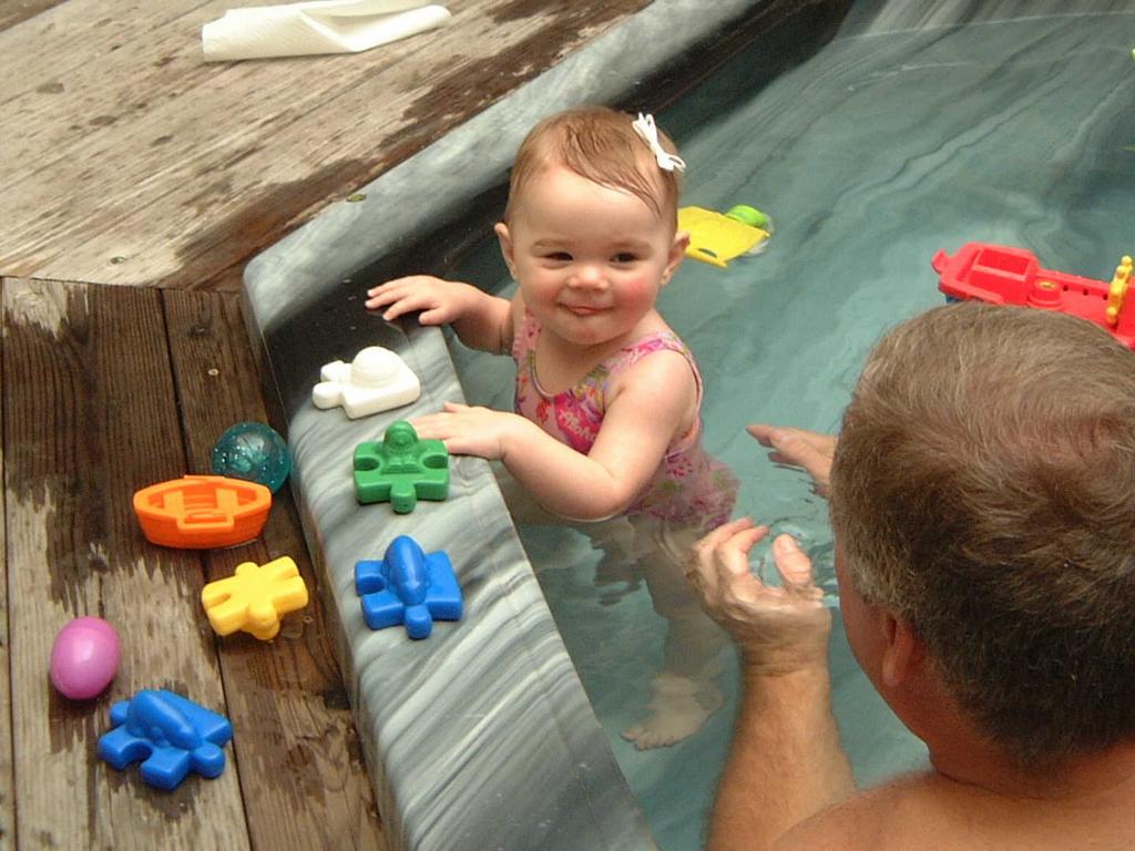 2002/12(Dec)/02(PreChristmas-Fun)/1024x768_2002-12-15-I-Grandchildren-Atrium.JPG