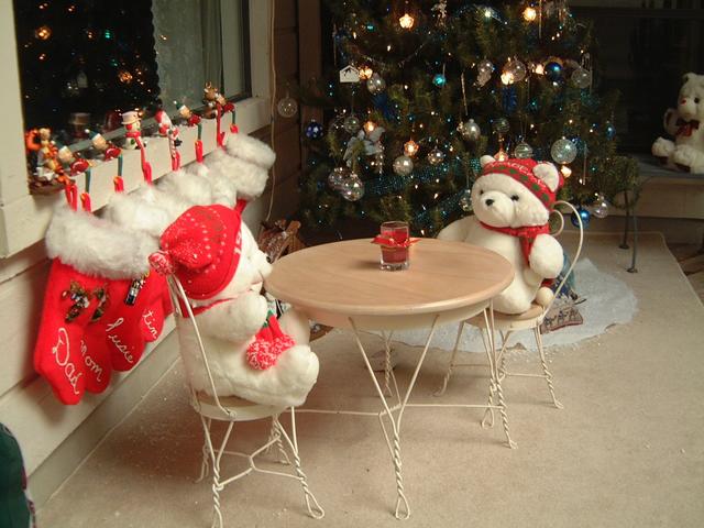 2002/12(Dec)/02(PreChristmas-Fun)/640x480_2002-12-05-J-Decorations.JPG